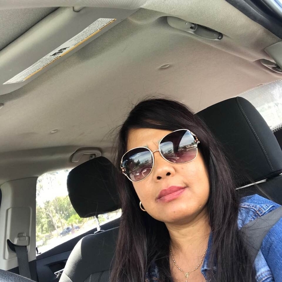 Meet your Posher, Lisa - Picture 1 of 1